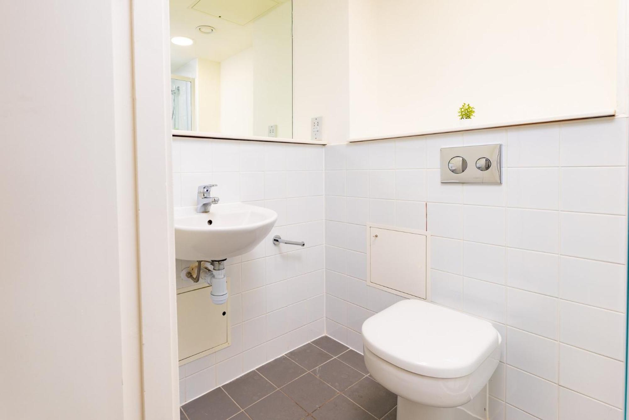 Refurbished Ensuite With Shared Kitchen At Montrose In Apartment