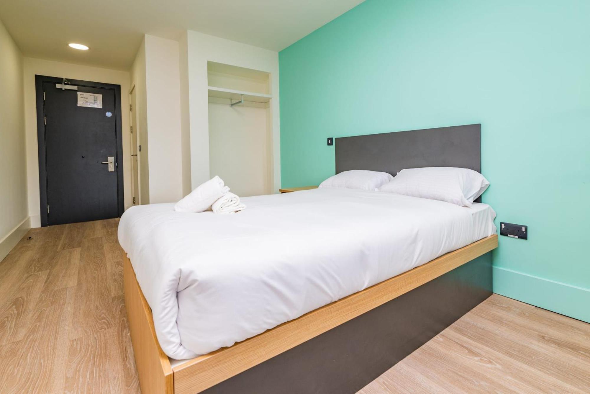 Refurbished Ensuite With Shared Kitchen At Montrose In