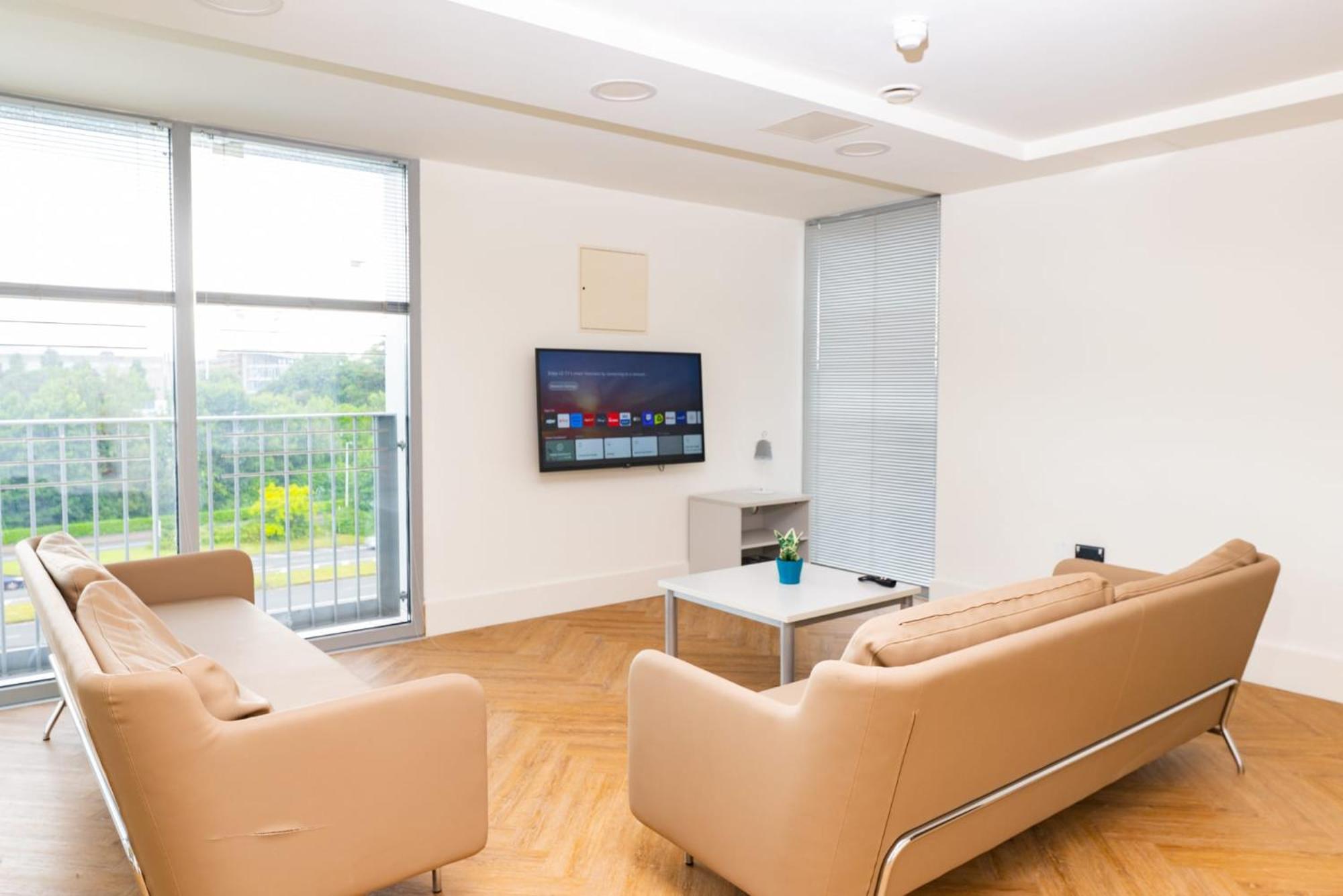 Refurbished Ensuite With Shared Kitchen At Montrose In