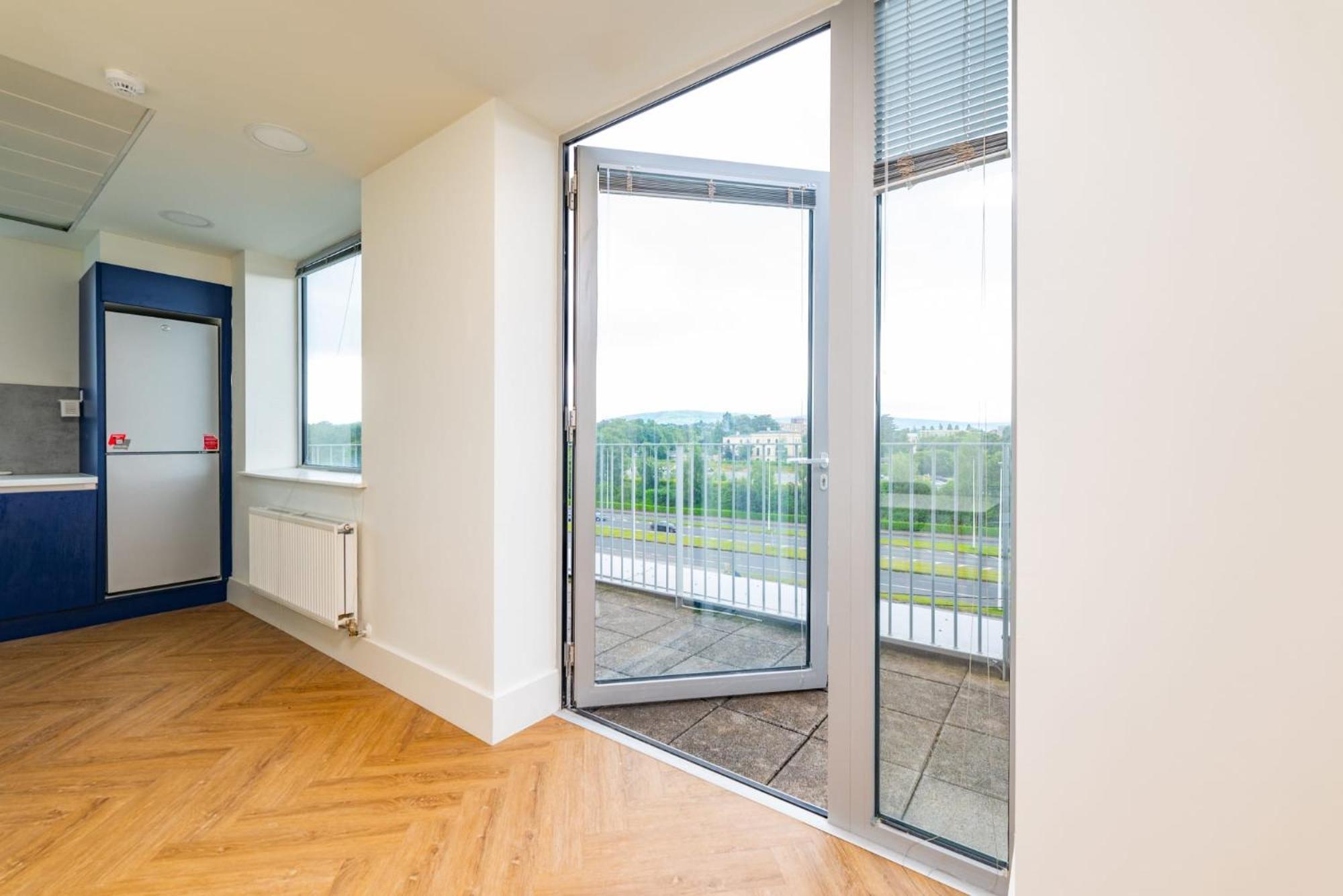 Apartment Refurbished Ensuite With Shared Kitchen At Montrose In