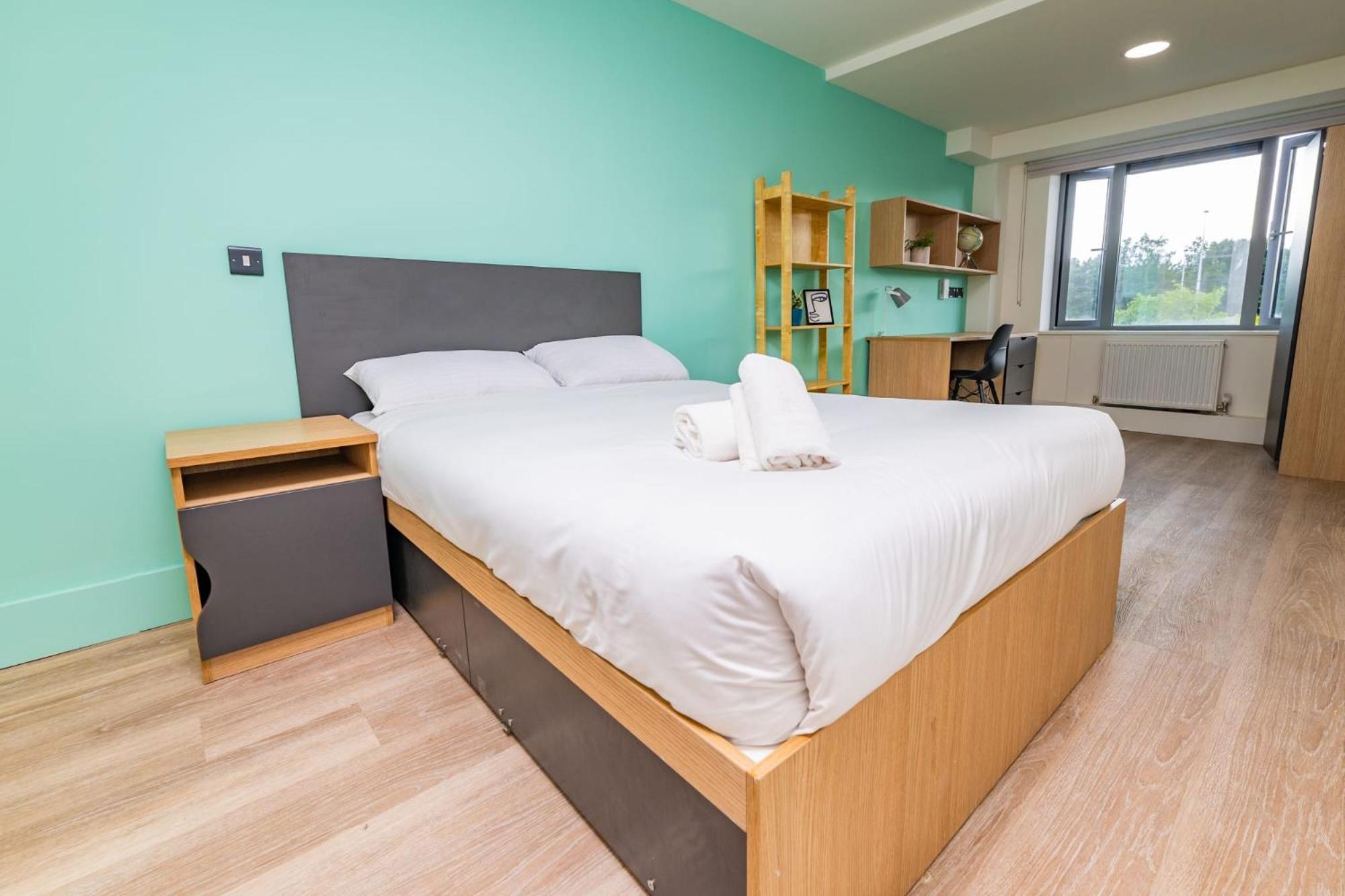 Apartment Refurbished Ensuite With Shared Kitchen At Montrose In *